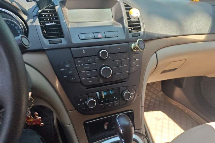 Used Buick Regal 2012 2.0L Comfort Edition Audio And AC Panel