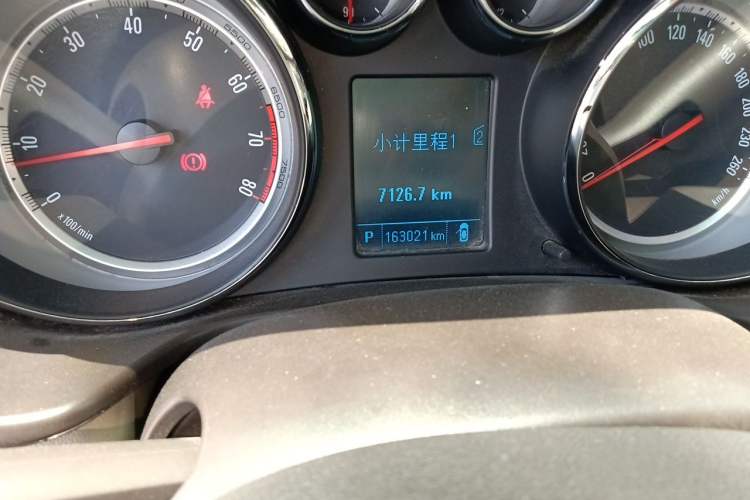 Used Buick Regal 2012 2.0L Comfort Edition Odometer Close Up