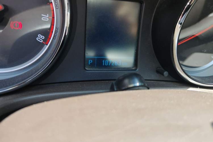 Used Buick Regal 2012 2.0L Comfort Edition Odometer Close Up
