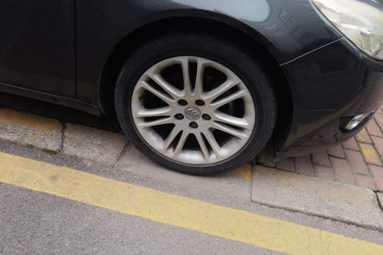 Used Buick Regal 2012 2.4L SIDI Elite Edition Right Front Wheel Hub