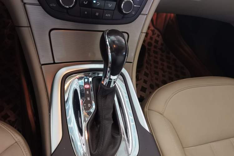 Used Buick Regal 2012 2.0L Luxury Edition Gear Lever