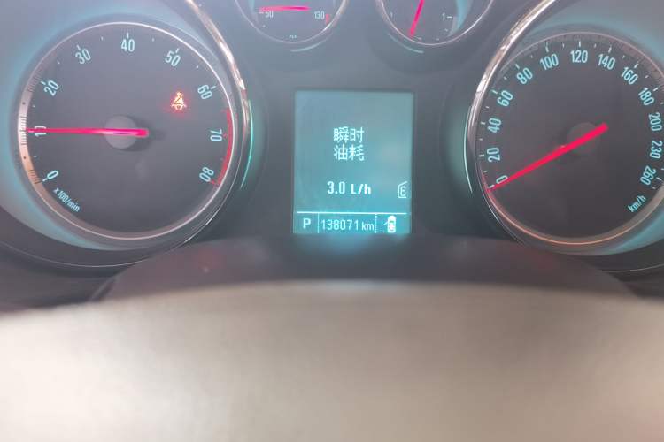 Used Buick Regal 2012 2.0L Luxury Edition Odometer Close Up