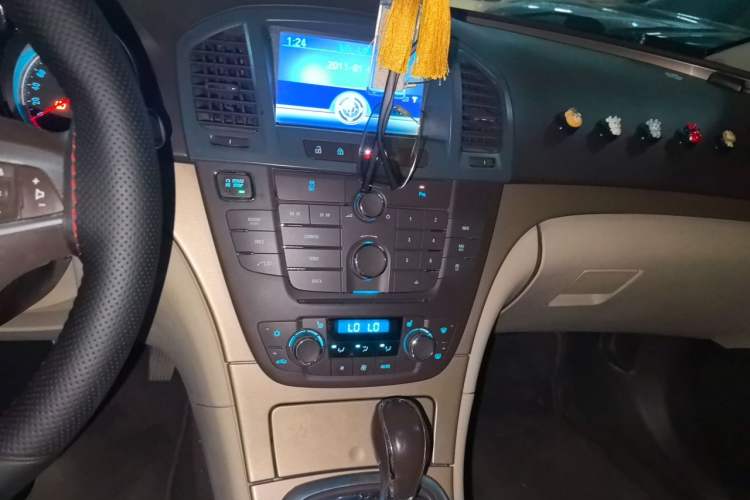 Used Buick Regal 2012 2.0L Luxury Edition Audio And AC Panel