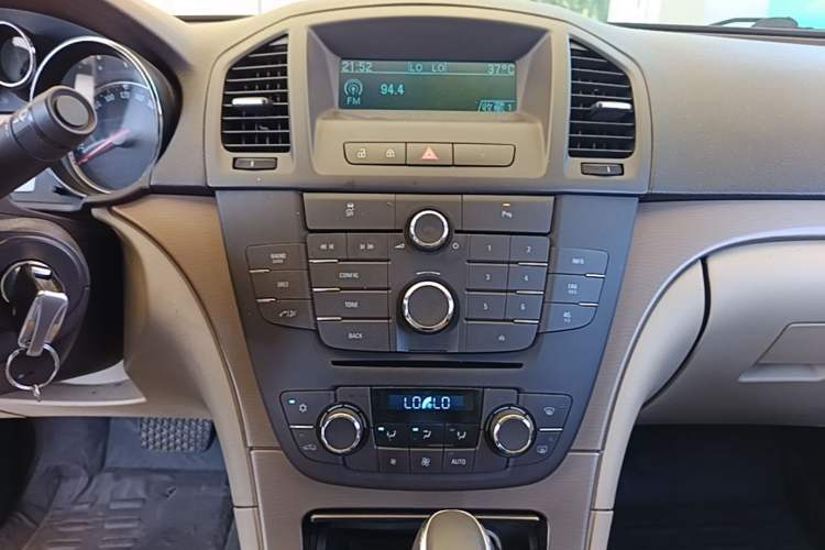 Used Buick Regal 2012 2.0L Comfort Edition Audio And AC Panel