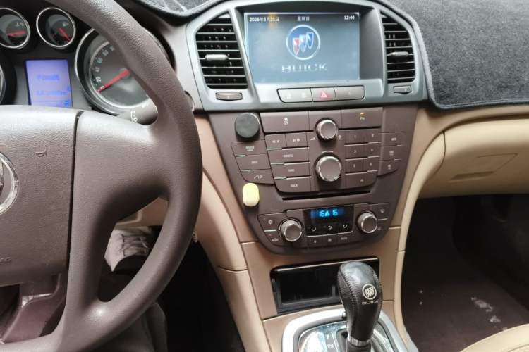 Used Buick Regal 2012 2.0L Comfort Edition Audio And AC Panel