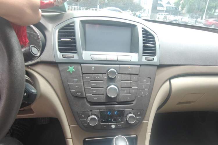 Used Buick Regal 2012 2.0L Comfort Edition Audio And AC Panel
