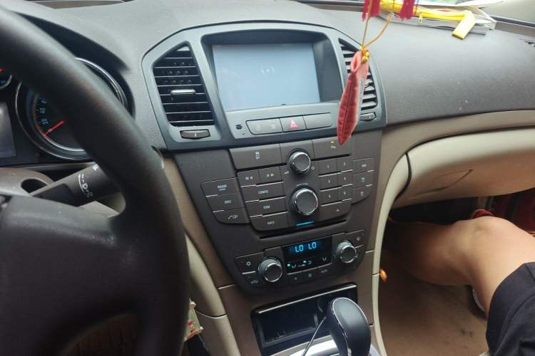 Used Buick Regal 2012 2.0L Comfort Edition Audio And AC Panel