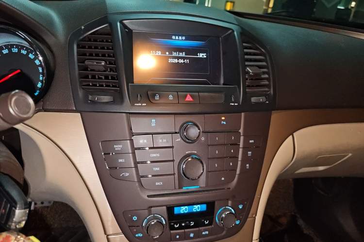 Used Buick Regal 2012 2.0L Comfort Edition Audio And AC Panel