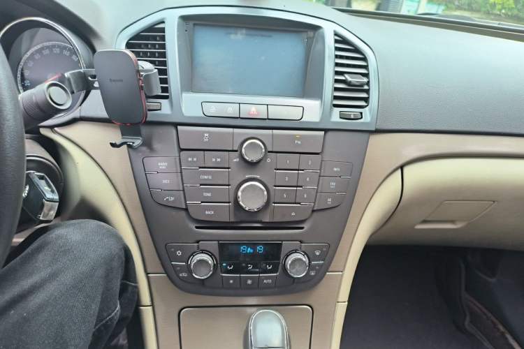 Used Buick Regal 2012 2.0L Comfort Edition Audio And AC Panel