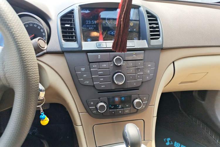 Used Buick Regal 2012 2.0L Comfort Edition Audio And AC Panel