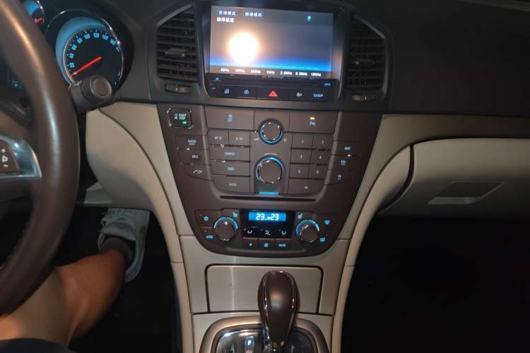 Used Buick Regal 2012 2.0L Luxury Edition Audio And AC Panel