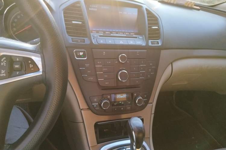 Used Buick Regal 2012 2.0L Luxury Edition Audio And AC Panel