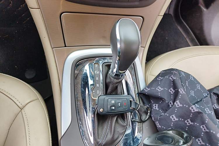 Used Buick Regal 2012 2.0L Luxury Edition Gear Lever
