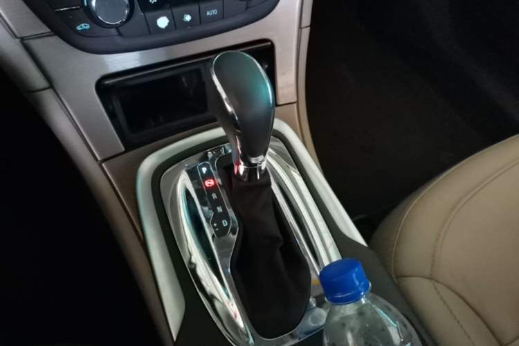 Used Buick Regal 2012 2.0L Luxury Edition Gear Lever