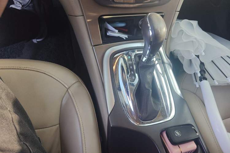 Used Buick Regal 2012 2.0L Luxury Edition Gear Lever