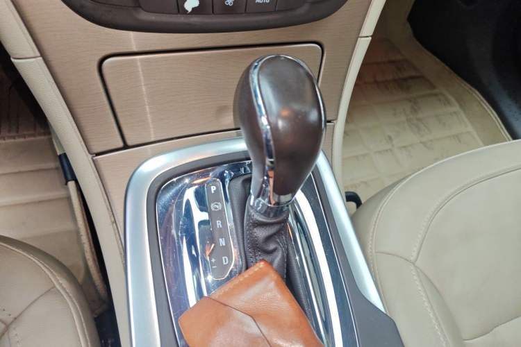Used Buick Regal 2012 2.0L Luxury Edition Gear Lever