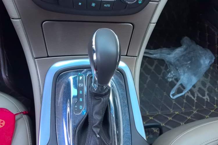 Used Buick Regal 2012 2.0L Luxury Edition Gear Lever