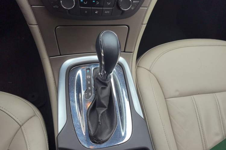 Used Buick Regal 2012 2.0L Luxury Edition Gear Lever