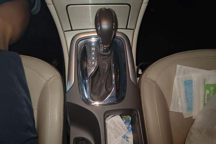 Used Buick Regal 2012 2.0L Luxury Edition Gear Lever