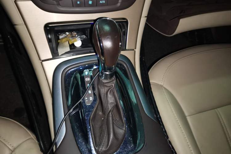 Used Buick Regal 2012 2.0L Luxury Edition Gear Lever
