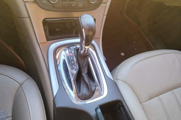 Used Buick Regal 2012 2.0L Luxury Edition Gear Lever