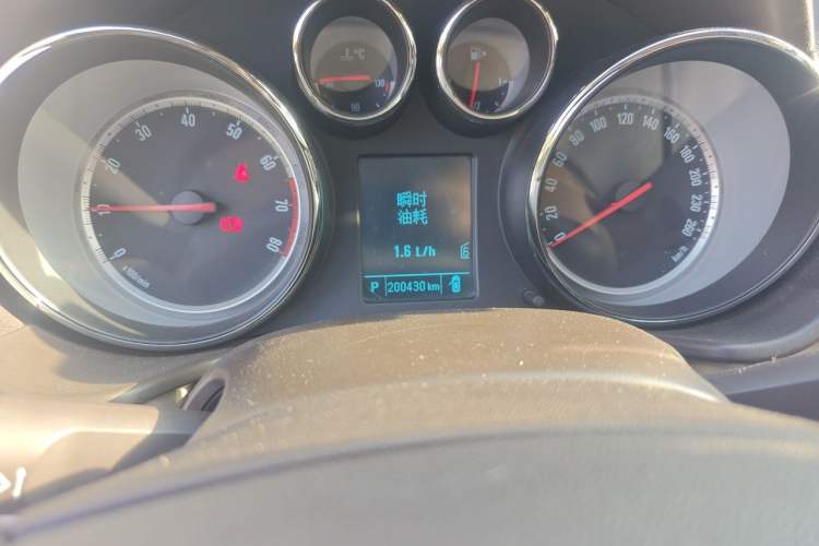 Used Buick Regal 2012 2.0L Luxury Edition Odometer Close Up