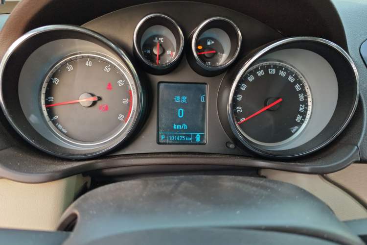 Used Buick Regal 2012 2.0L Luxury Edition Odometer Close Up