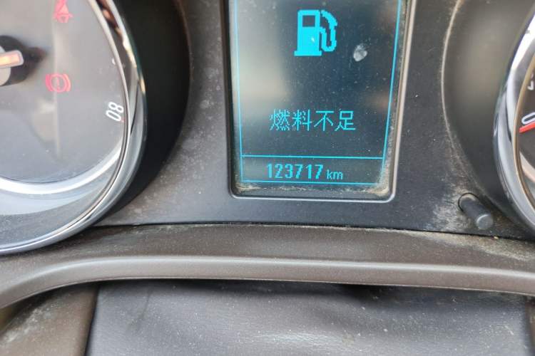 Used Buick Regal 2012 2.0L Comfort Edition Odometer Close Up
