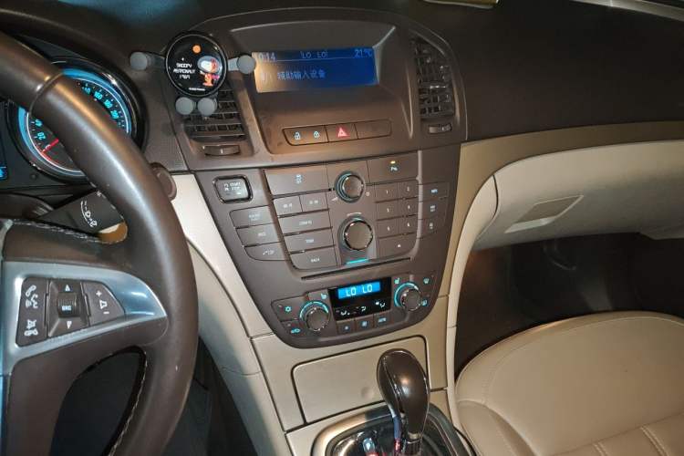 Used Buick Regal 2012 2.0L Luxury Edition Audio And AC Panel