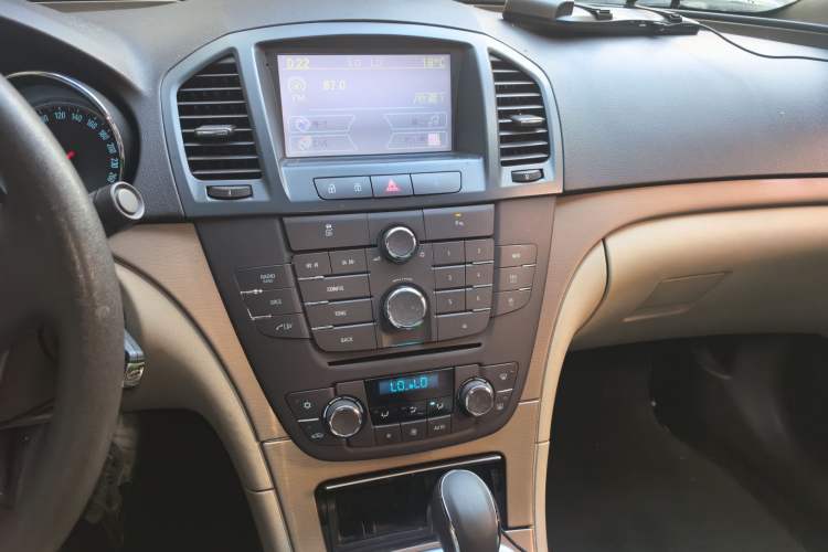 Used Buick Regal 2012 2.0L Comfort Edition Audio And AC Panel