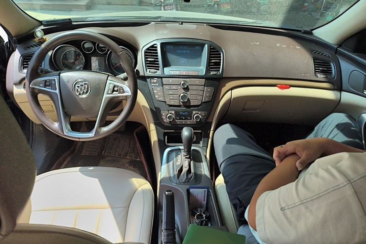 Used Buick Regal 2012 2.4L SIDI Elite Edition Center Console
