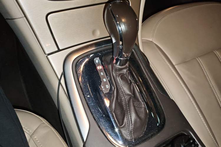 Used Buick Regal 2012 2.0L Luxury Edition Gear Lever