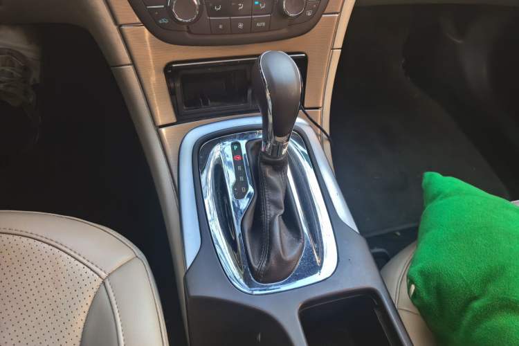 Used Buick Regal 2012 2.0L Comfort Edition Gear Lever