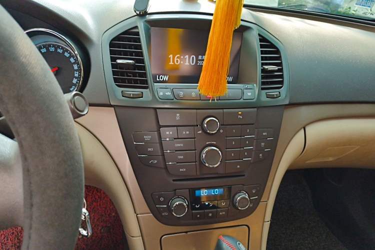 Used Buick Regal 2012 2.0L Comfort Edition Audio And AC Panel