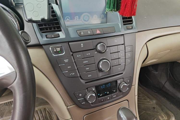 Used Buick Regal 2012 2.0L Luxury Edition Audio And AC Panel