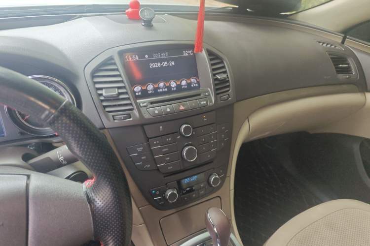 Used Buick Regal 2012 2.0L Comfort Edition Audio And AC Panel