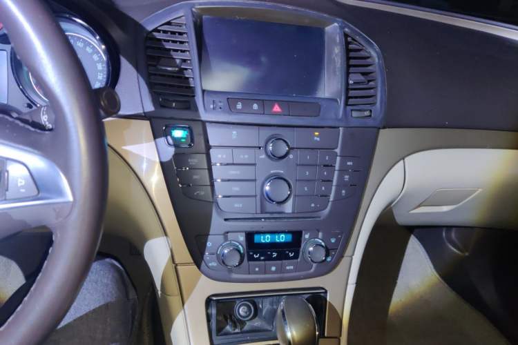 Used Buick Regal 2012 2.0L Luxury Edition Audio And AC Panel