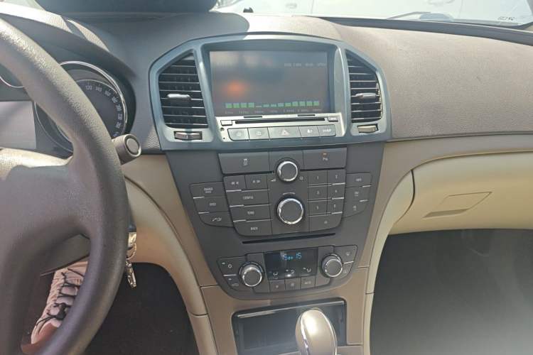 Used Buick Regal 2012 2.0L Comfort Edition Audio And AC Panel