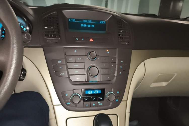 Used Buick Regal 2012 2.0L Comfort Edition Audio And AC Panel