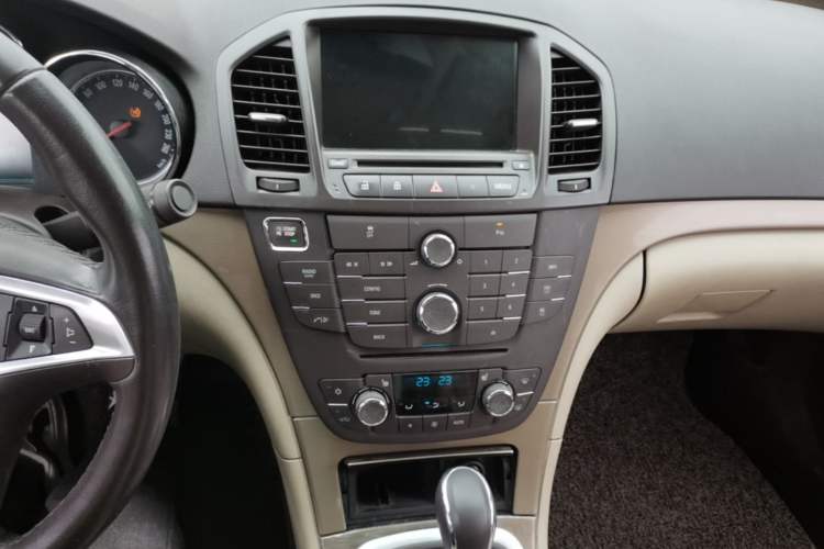 Used Buick Regal 2012 2.0L Luxury Edition Audio And AC Panel