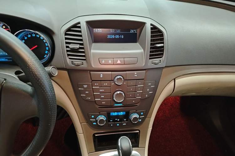 Used Buick Regal 2012 2.0L Comfort Edition Audio And AC Panel