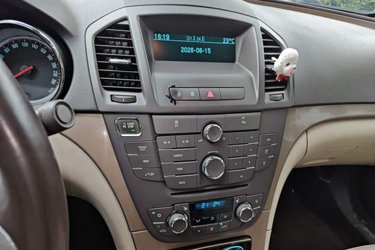 Used Buick Regal 2012 2.0L Luxury Edition Audio And AC Panel