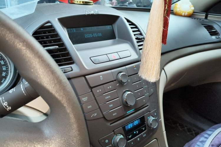 Used Buick Regal 2012 2.0L Comfort Edition Audio And AC Panel
