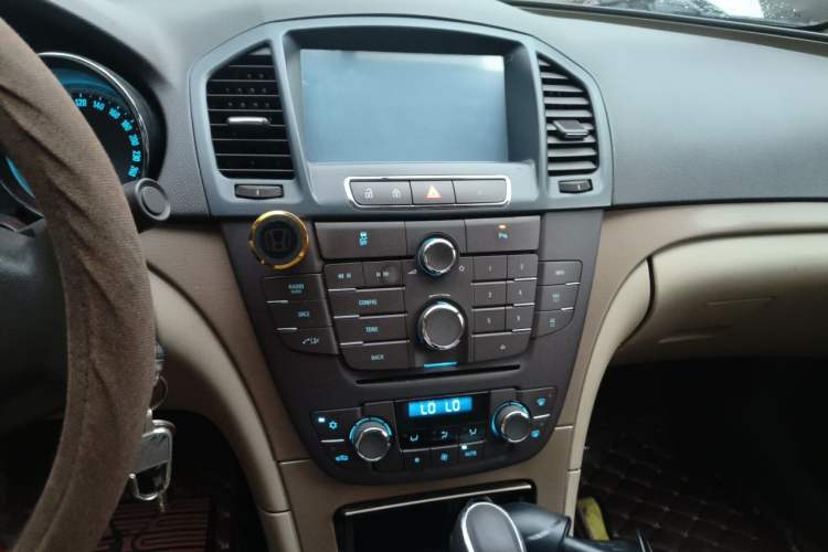 Used Buick Regal 2012 2.0L Comfort Edition Audio And AC Panel