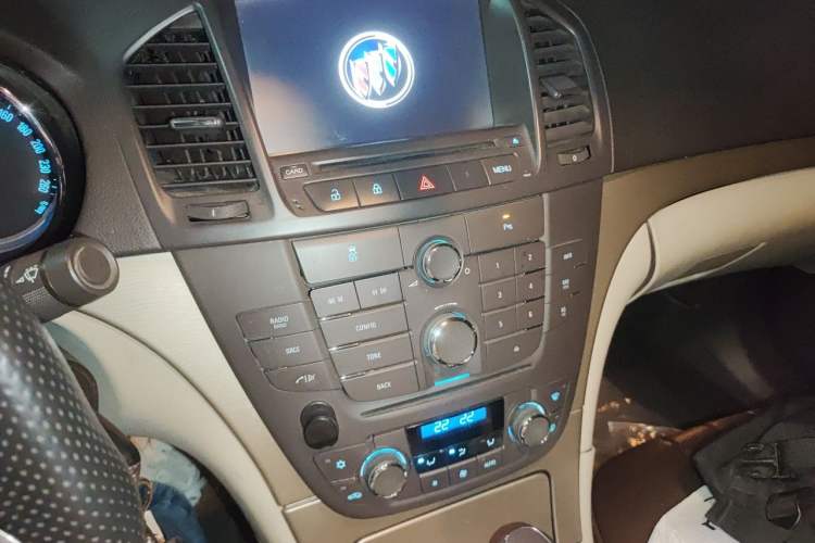 Used Buick Regal 2012 2.0L Comfort Edition Audio And AC Panel