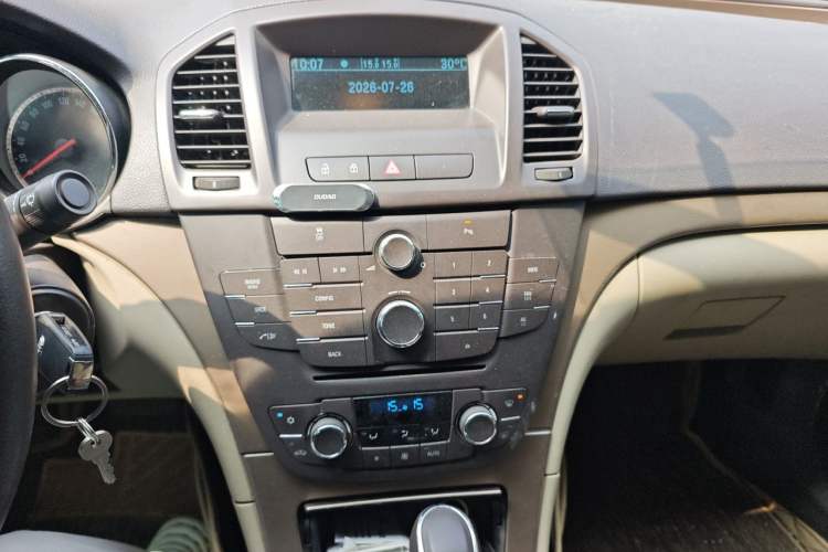 Used Buick Regal 2012 2.0L Comfort Edition Audio And AC Panel