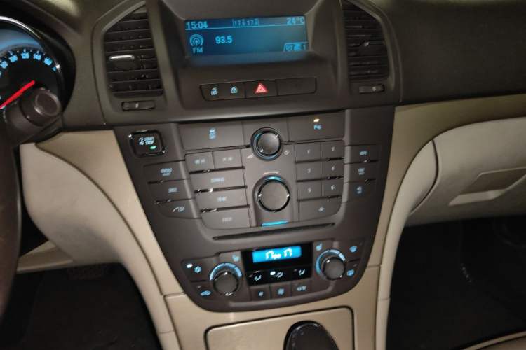 Used Buick Regal 2012 2.0L Luxury Edition Audio And AC Panel