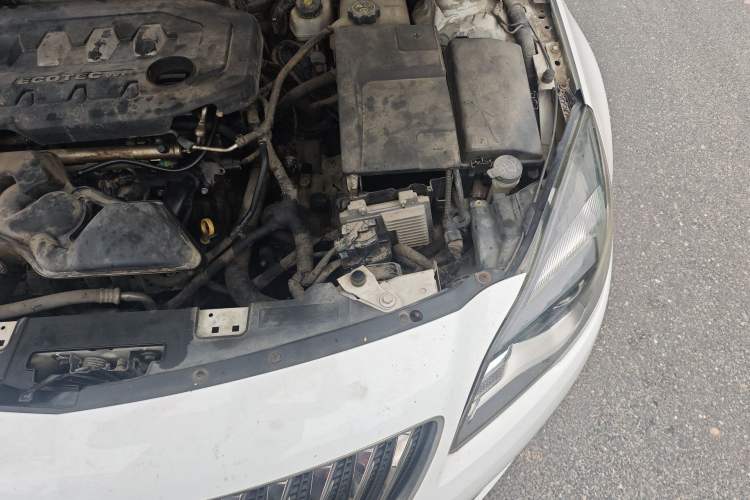 Used Buick Regal 2012 2.0L Comfort Edition Engine Bay Left