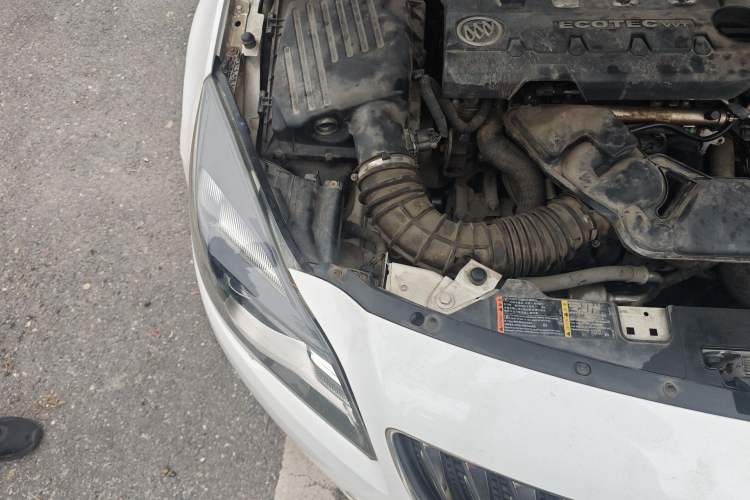 Used Buick Regal 2012 2.0L Comfort Edition Engine Bay Right
