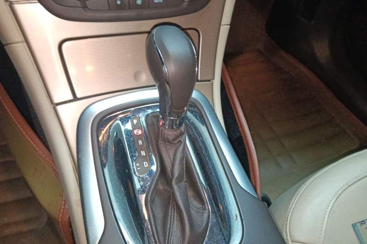 Used Buick Regal 2012 2.0L Luxury Edition Gear Lever